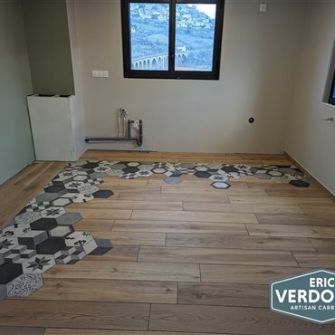 Pose de carrelage sur les sols de maison en rénovation à Aguessac