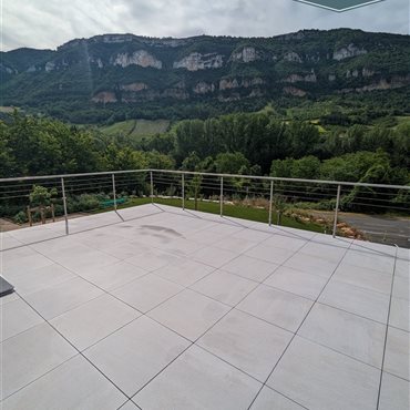 Travaux de pose de carrelage sur plot pour terrasse, en rénovation, à Millau et ses alentours.